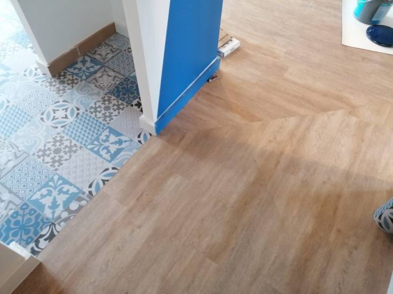 Pose de sol PVC imitation parquet et carreaux de ciment dans un salon et une cuisine à Vaise 69009