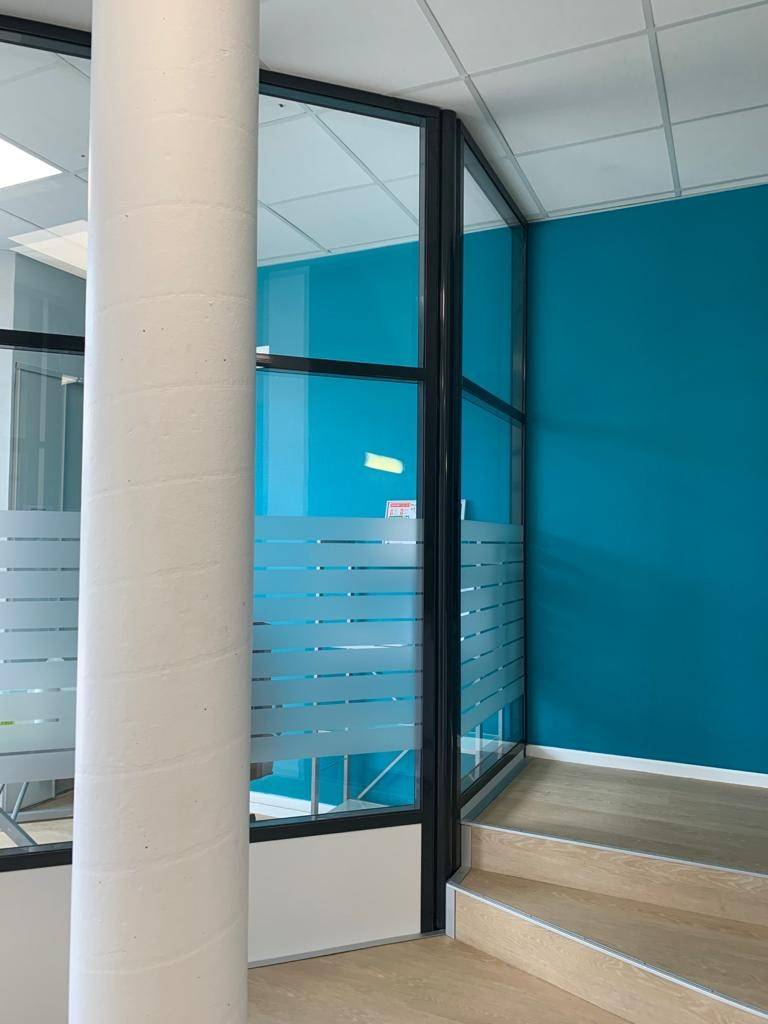 Fourniture et pose de revêtement de sols souples avec techniques d’arrachage et ragréage fibré pour locaux commerciaux Bourgoin-Jallieu et l'Isère 38