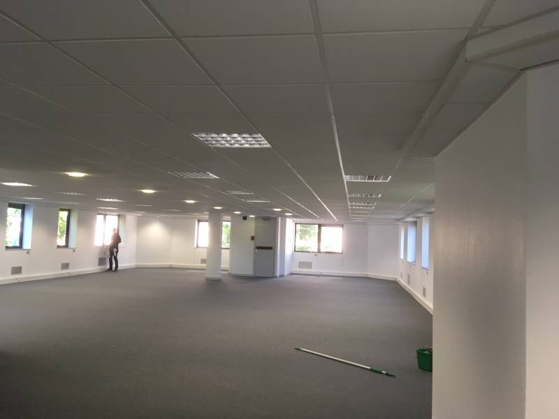 Pose de moquette neuve dans les bureaux d'une entreprise à Villeurbanne près de Lyon