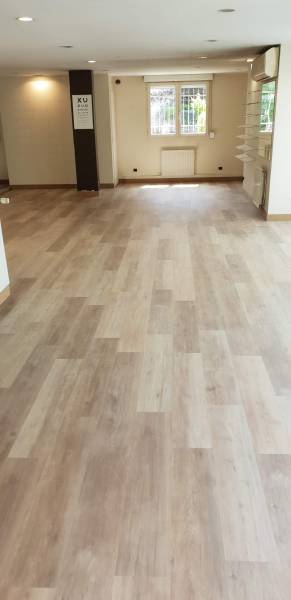 Pose de lames poissées collé avec colle qui permet de ne pas abimer le sol à Lyon