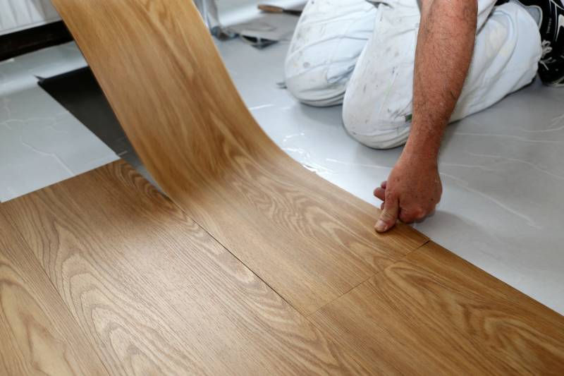 Pose et remplacement d'un sol PVC vinyle imitation parquet pour un logement social à Bourgoin-Jallieu près de Lyon
