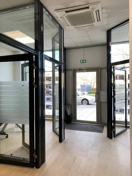 Pose de sol souple en PVC imitation bois dans une agence immobilière du centre de Valence