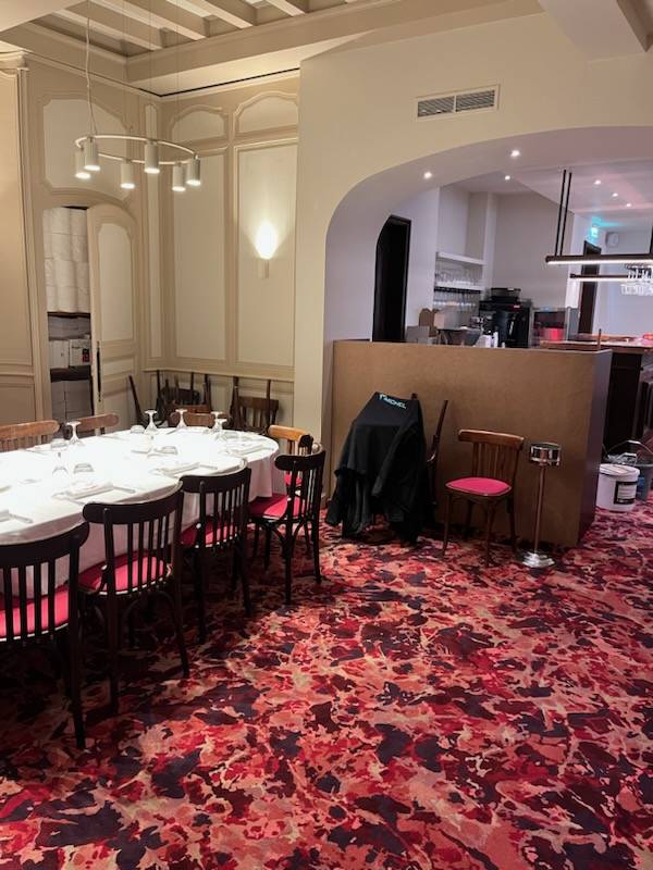 pose de moquette pour la salle de restaurant de la 