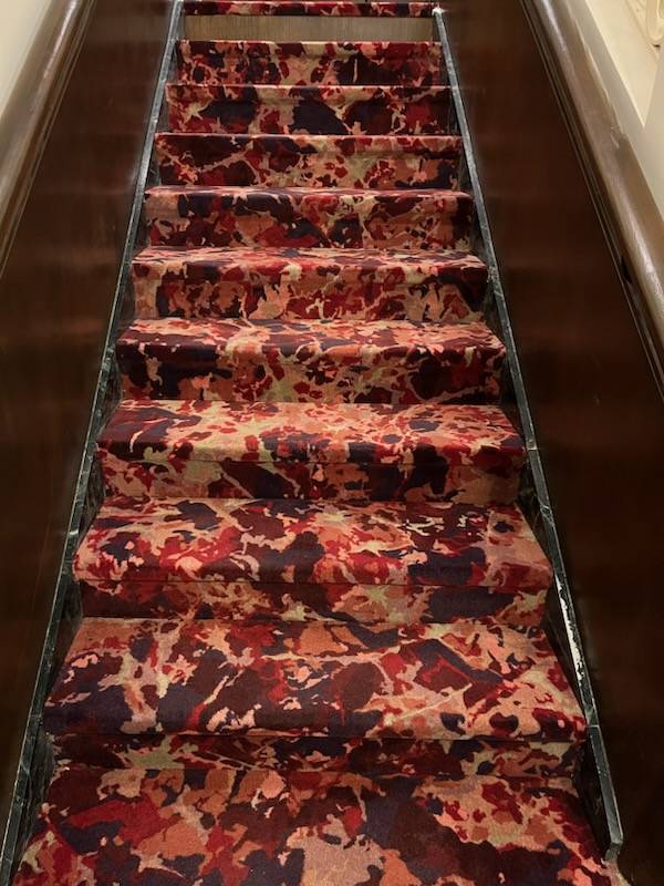 Pose de moquette sur les escaliers du restaurant 