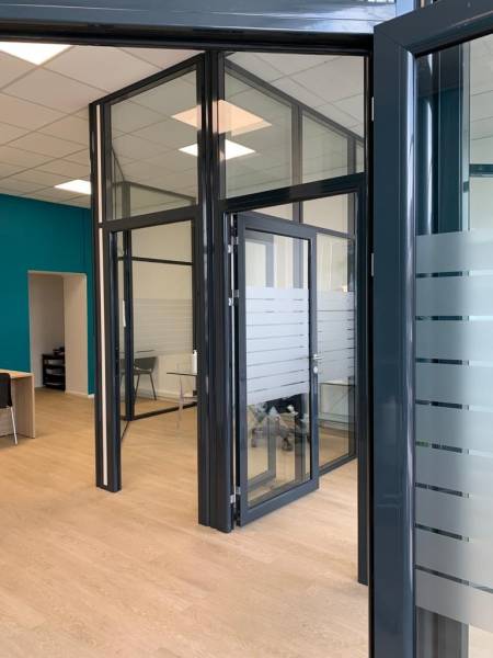 Pose de sol souple en PVC imitation bois dans une agence immobilière du centre de Valence