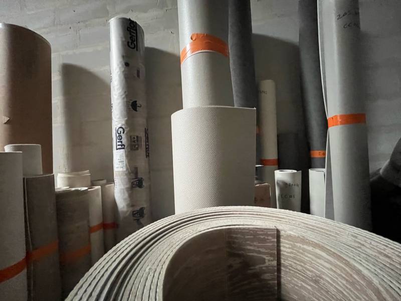 Rouleaux de sol souple dans l'atelier d'Astor Décor